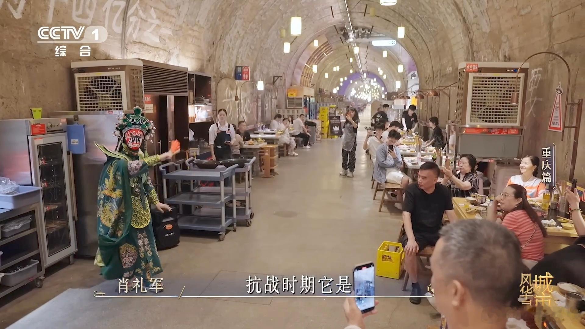 上天入地的山城交通重庆人过江都在天上飞城市风华录 本地人习以为常的索道通勤，在游