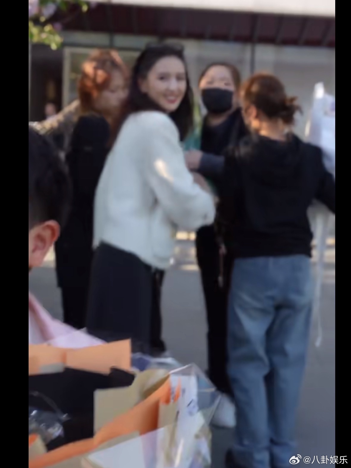 佟丽娅看朵朵饭撒的眼神 说真的，明星妈妈多了，但佟丽娅看朵朵那种眼神里还有一层心