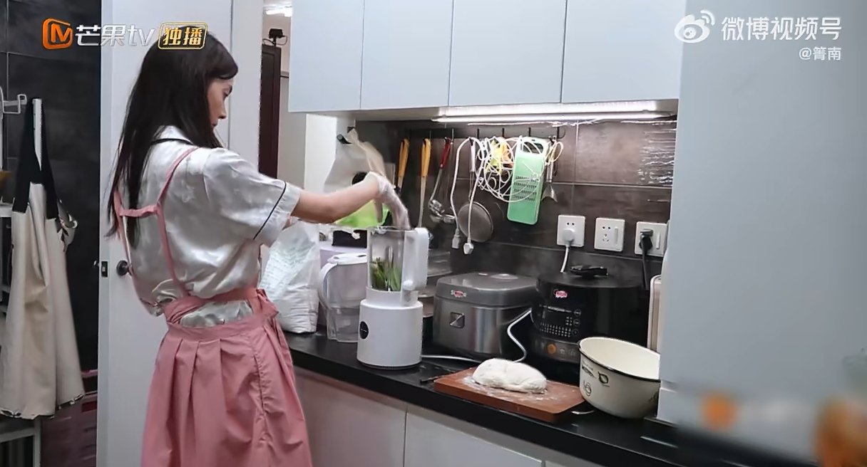 陈瑶可以考虑接个厨综了 陈瑶可爱超标了 我家那闺女 看陈瑶包饺子这段被狠狠圈粉，