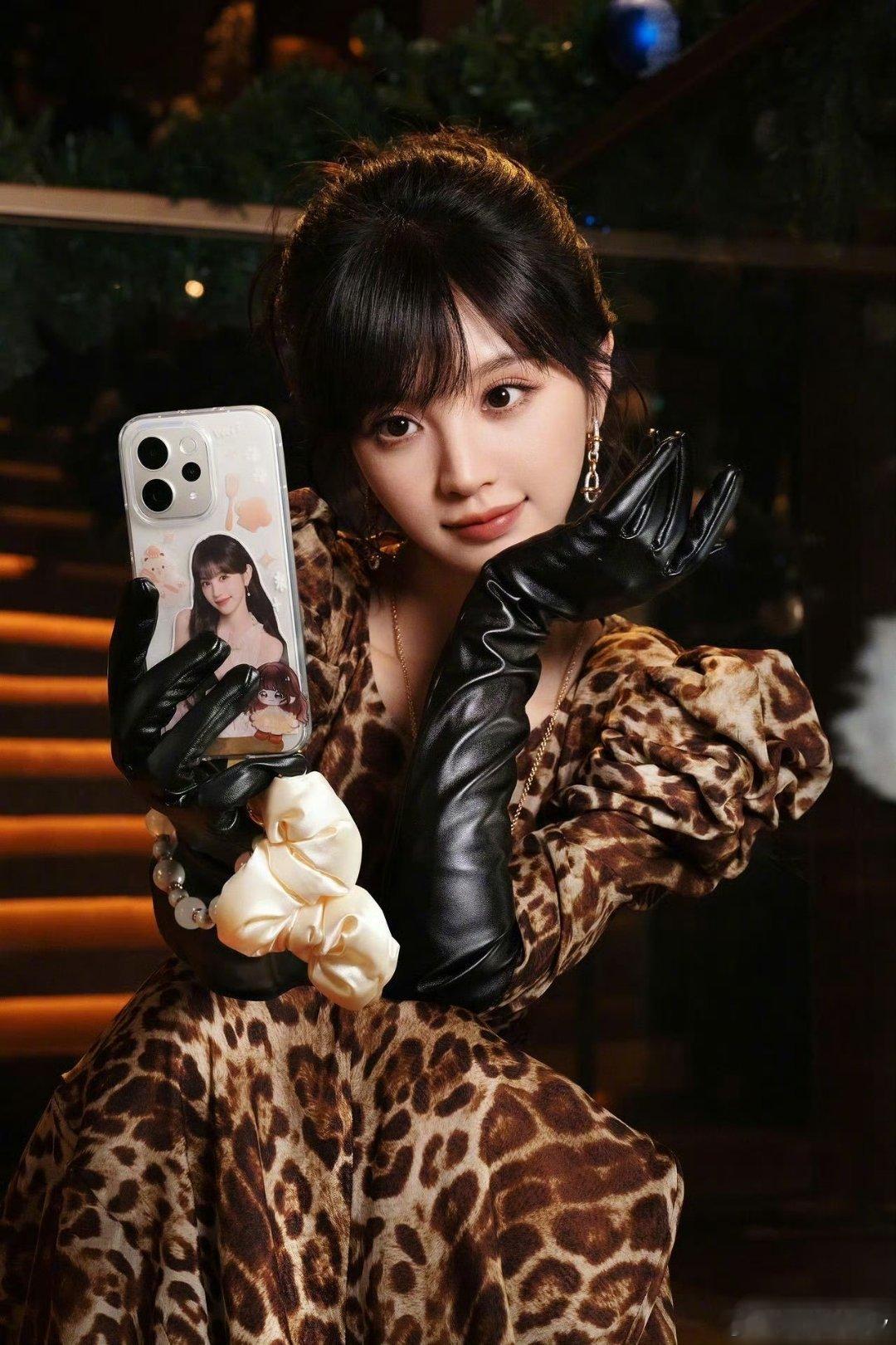 田曦薇手里的痛机是粉丝手搓的 哈哈哈哈，粉丝会骄傲一辈子了，这个痛机搓到小田心巴