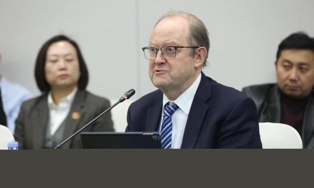 中美“必有一战”？英国专家捅破窗户纸：美国早想“核平”中国，只是怕打不赢。自从特