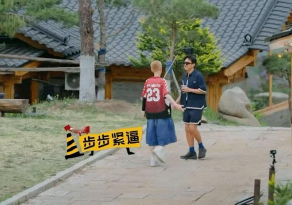 邓超问鹿晗是不是儿子哈哈哈哈哈 节目中两人博弈看点满满，邓超面对进攻开启亲情路线
