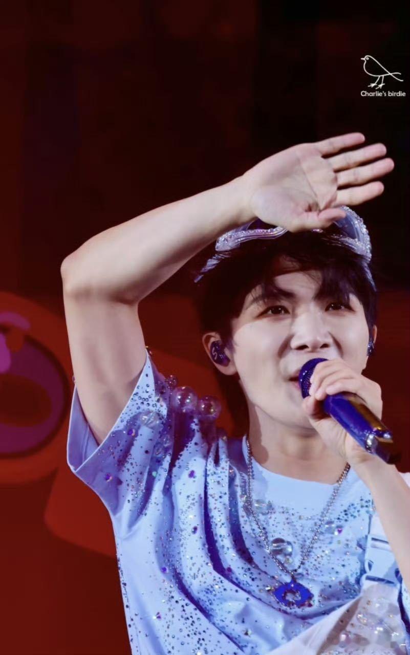 周深肌肉线条 周深新MV里的手臂肌肉线条让我彻底沦陷了！原本觉得他是那种温柔到骨