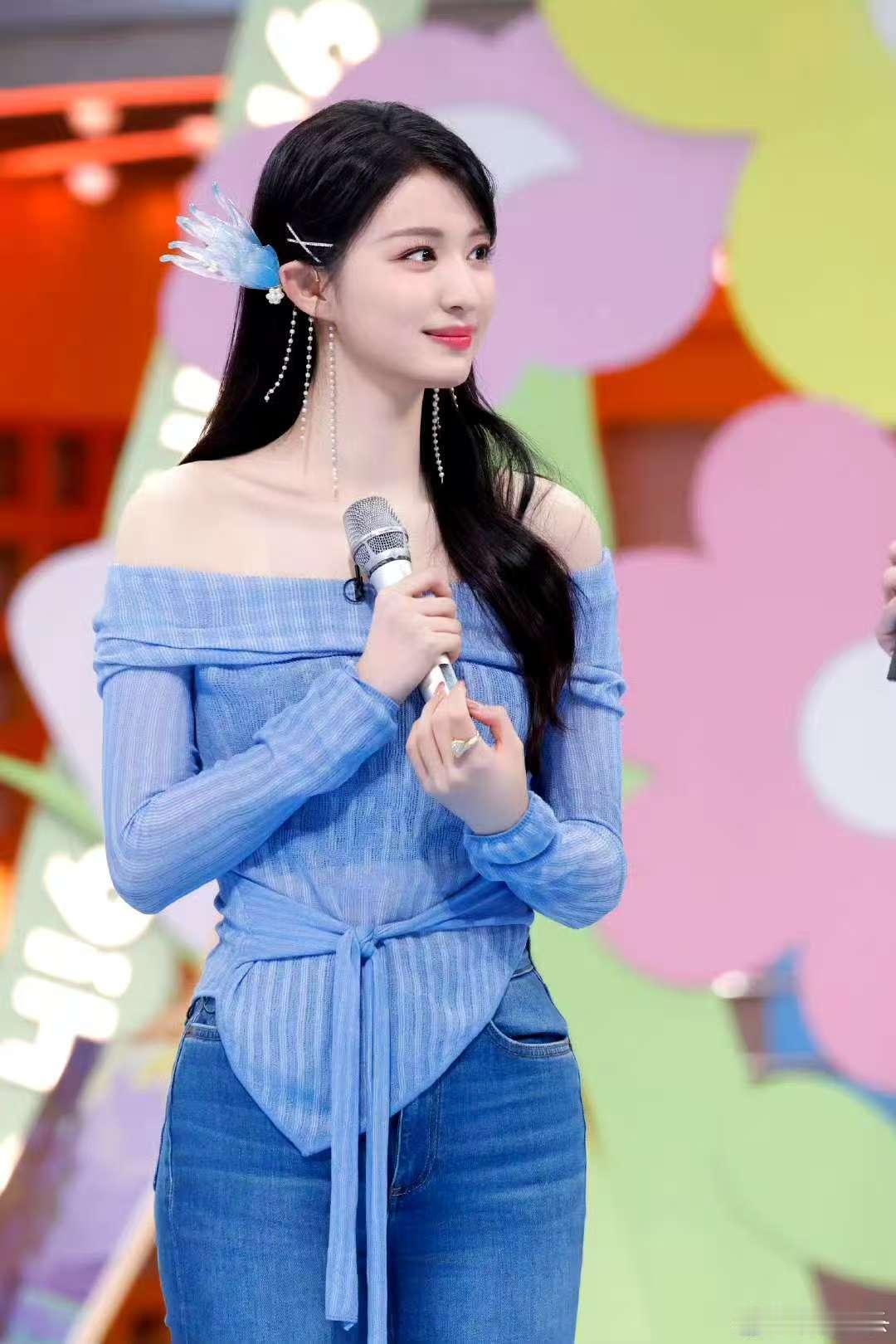 王楚然生命力救命！王楚然这组写真直接封神。淡蓝色调温柔拉满，她莞尔一笑，明媚的感