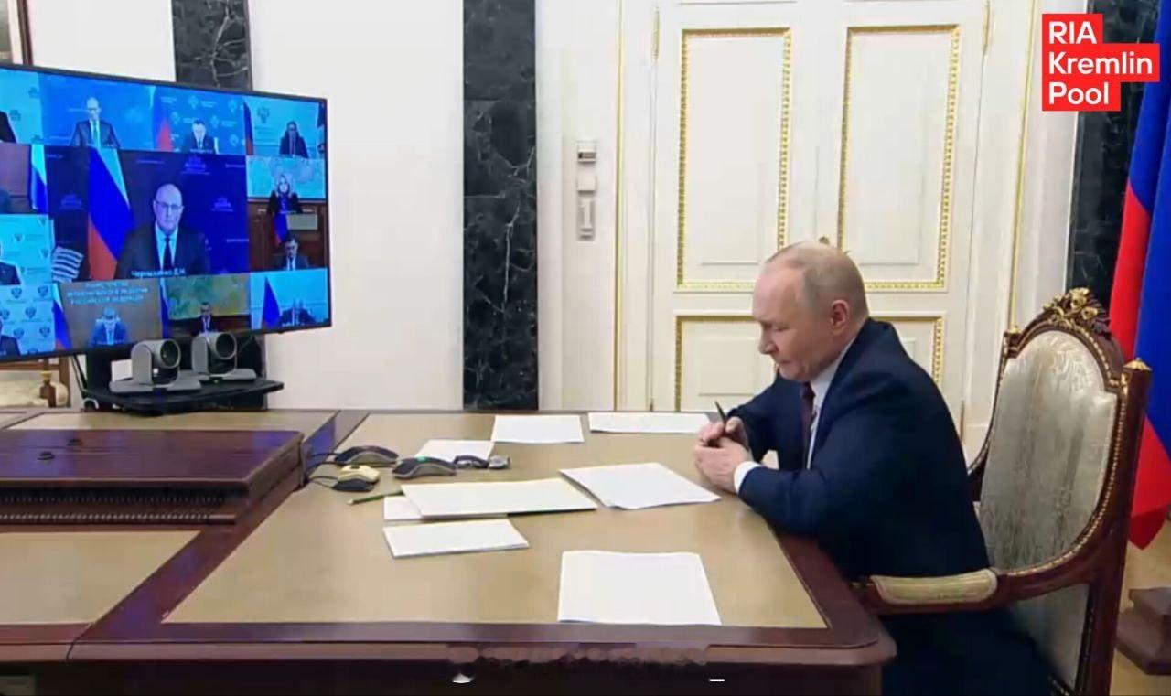 瓦洛佳小朋友  普京桌上有8叠文件