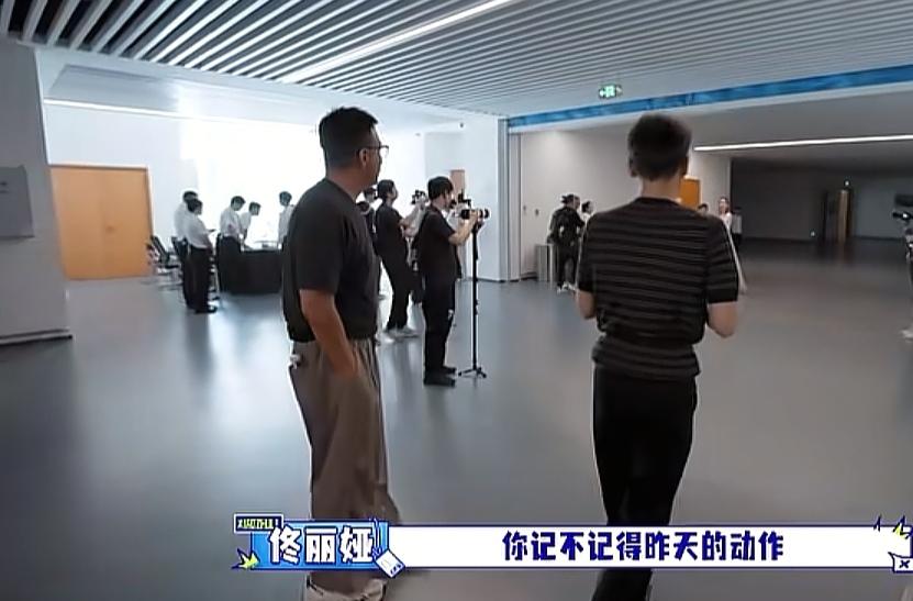 佟丽娅问胡军和李乃文还记不记得跳舞的动作，胡军和李乃文跳的四肢不协调，各跳各的。