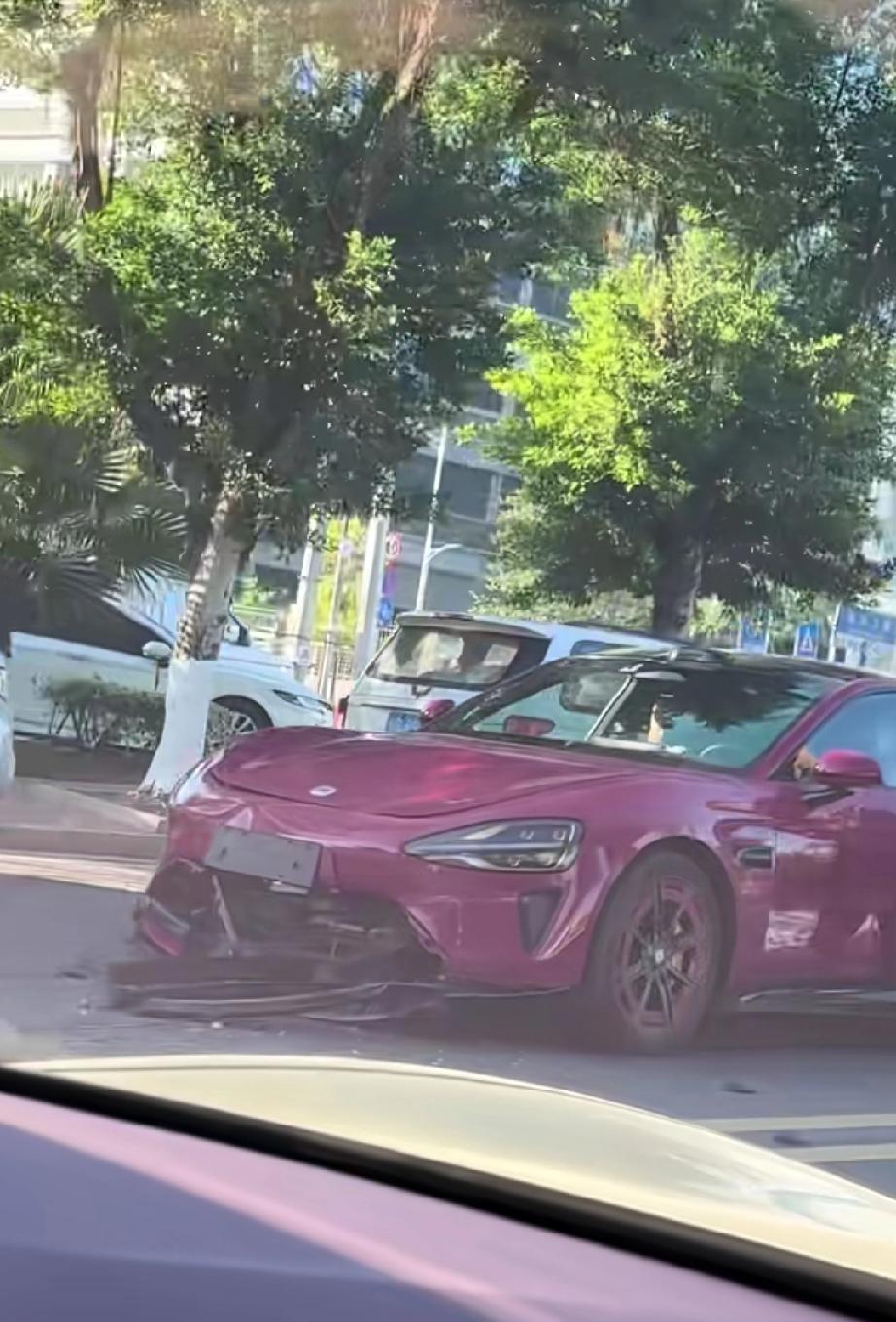 广东某地，疑是未上牌的某米酥妻小车和电瓶车发生碰撞，电瓶车驾驶员倒地不起，小车司