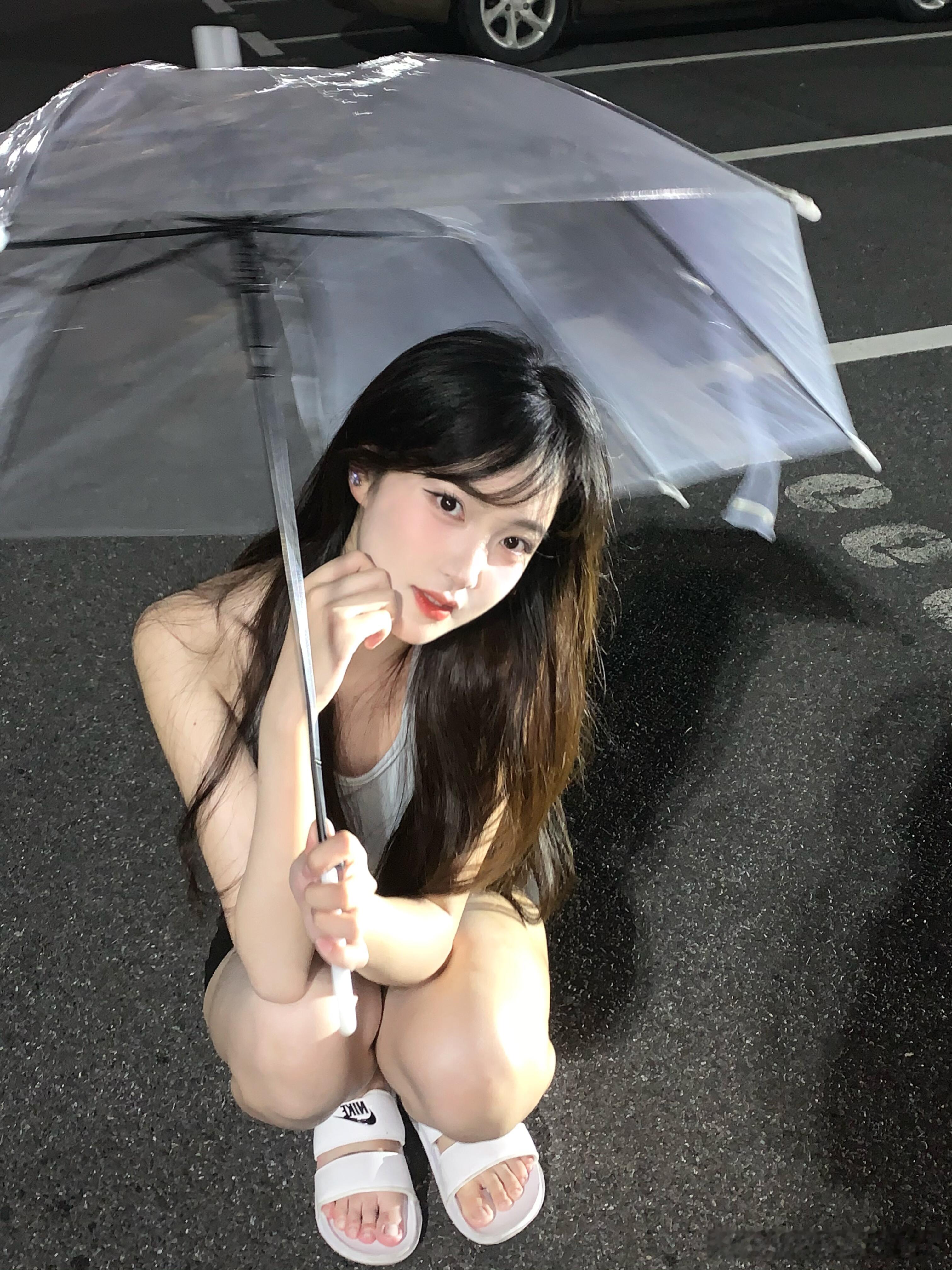 雨夜的美少女 ​​​