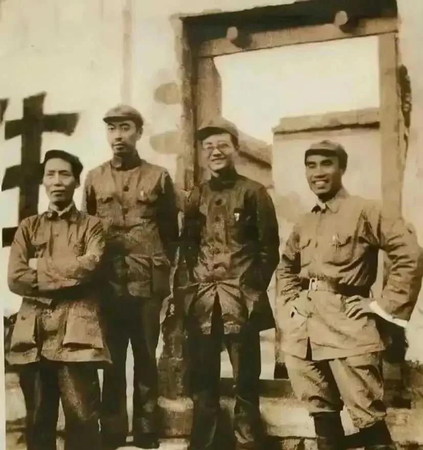 革命战争年代，毛主席带领队伍南征北战，他心里最清楚：决定胜负的从来不是精良装备，