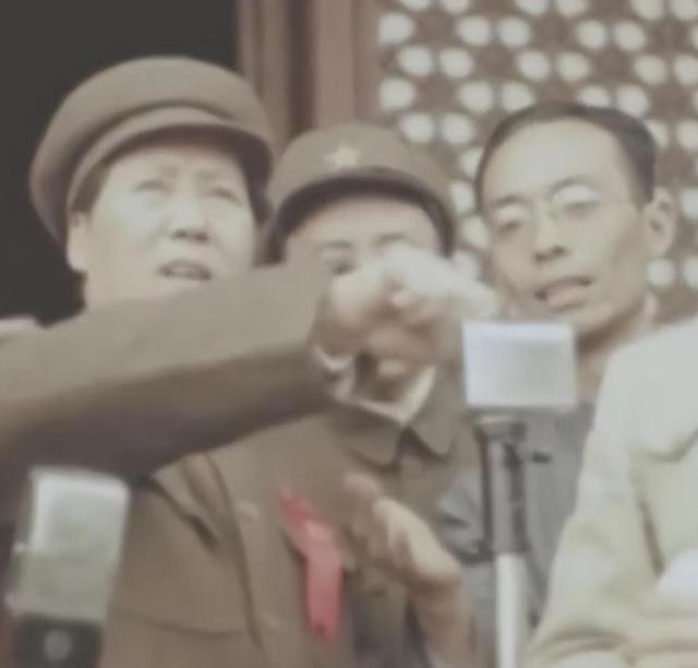 1949年，开国大典林伯渠宣布：“请毛主席升旗！”林伯渠并未意识到这句话犯了个错