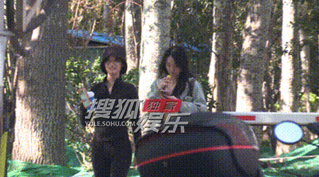 李庚希健身完与朋友散步聊天 ​​​