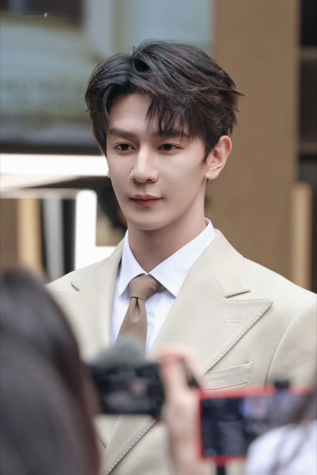 夏之光我那暖心的邻家哥哥线下遇见夏之光，才懂什么是“邻家哥哥”般的温柔。他专注倾