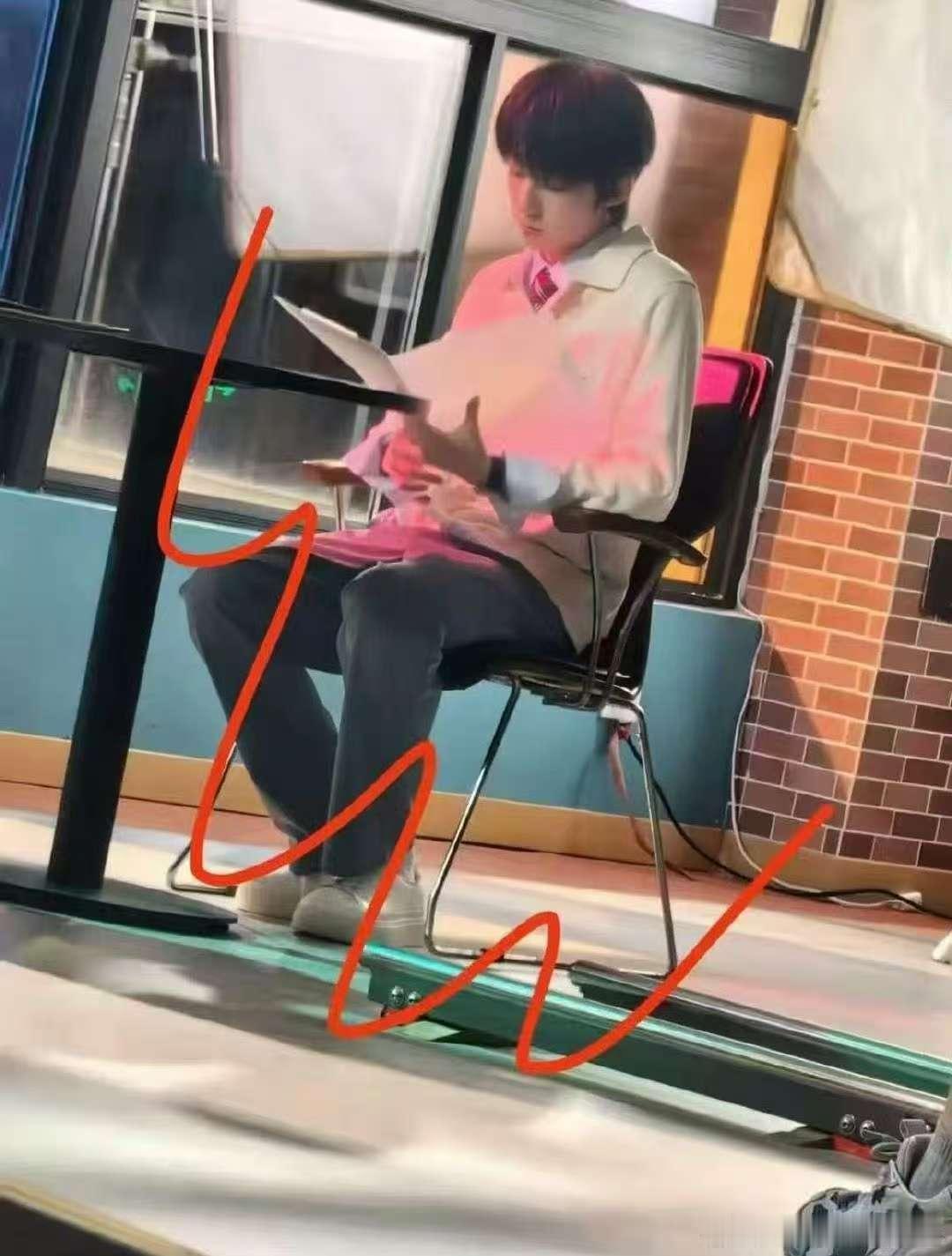 杨博文新剧路透杨博文新剧拍摄路透 看着好贴杨博文啊，这一身好乖 