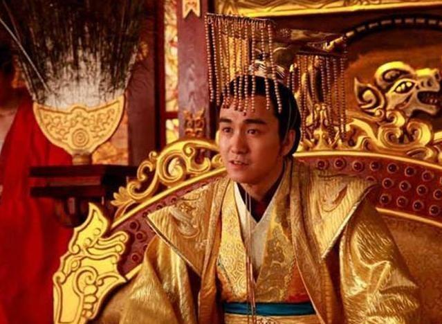 皇帝打算铲除大将军，向丞相寻策，丞相却建议只需赠与他一匹马即可，这为什么能奏效？