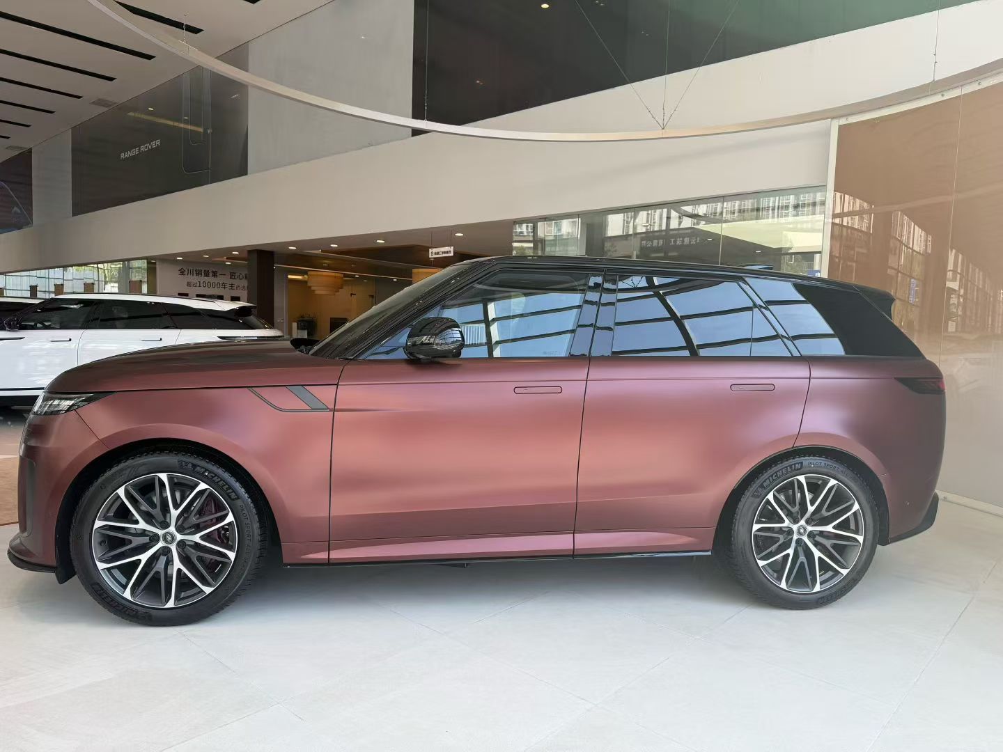 地表最强揽胜运动来了✨Edition Two限量登场4.4T V8｜3.8s破百