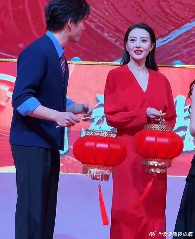 王安宇暗示高圆圆站错位置高圆圆站张天爱和王安宇中间打招呼，结果被王安宇一句话点出