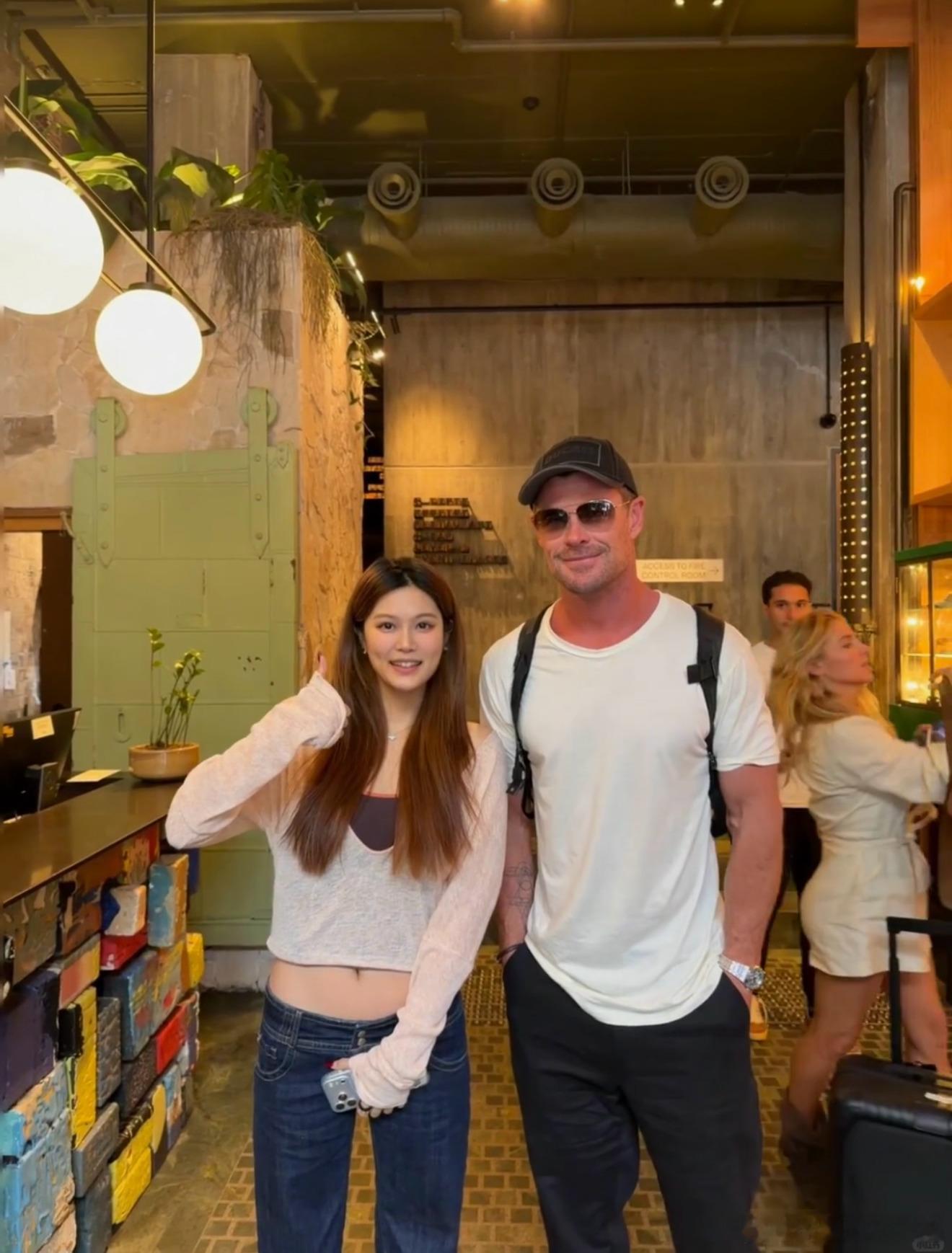 澳大利亚偶遇锤哥chris hemsworth 新年第一天，网友在澳大利亚某餐厅