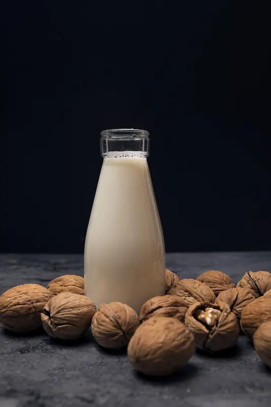 村上的老人表示，走亲戚别送核桃水、奶水这类东西，小孩喝了占肚子，大人也不喜欢。不