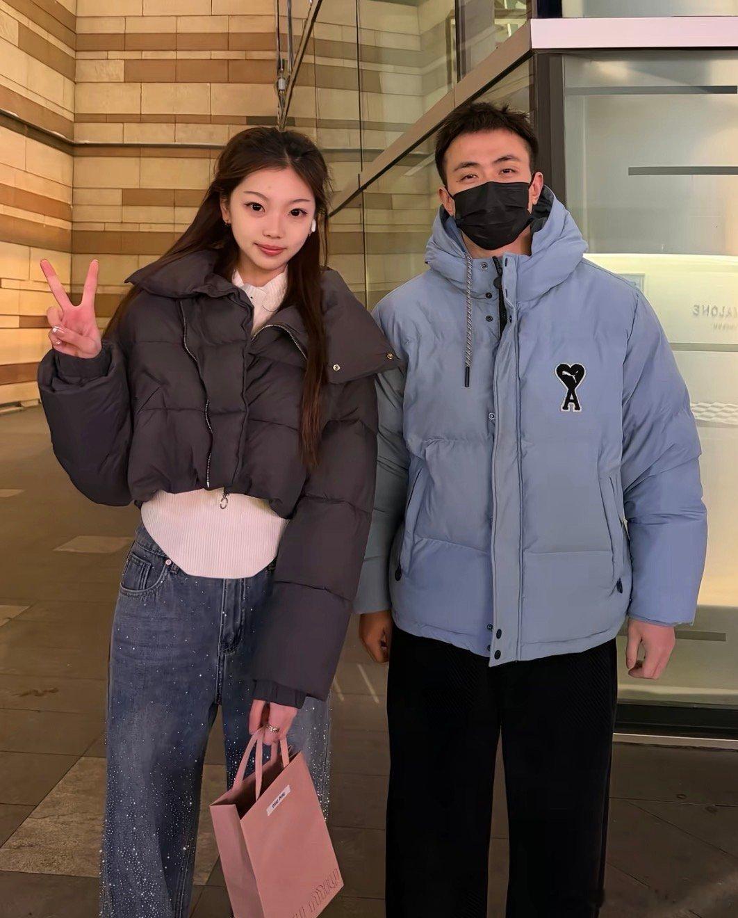 辽宁输32分，赵继伟还在这逛街过圣诞节呢