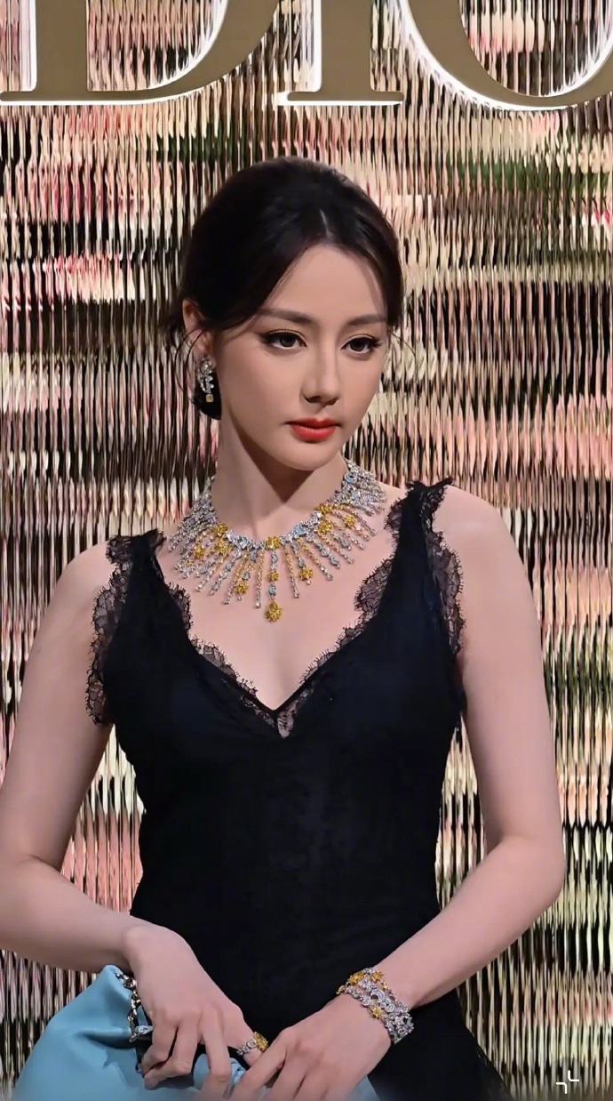 迪丽热巴今日Dior活动生图 