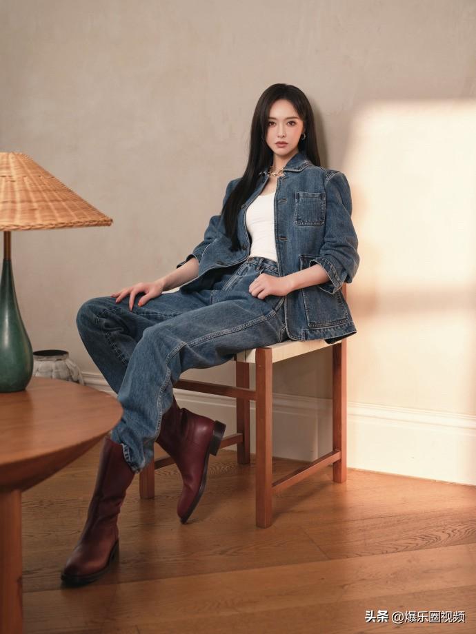 ❤️唐嫣松弛感拉满的牛仔套装穿搭，白背心叠穿牛仔外套，随性又利落。黑长直秀发温柔
