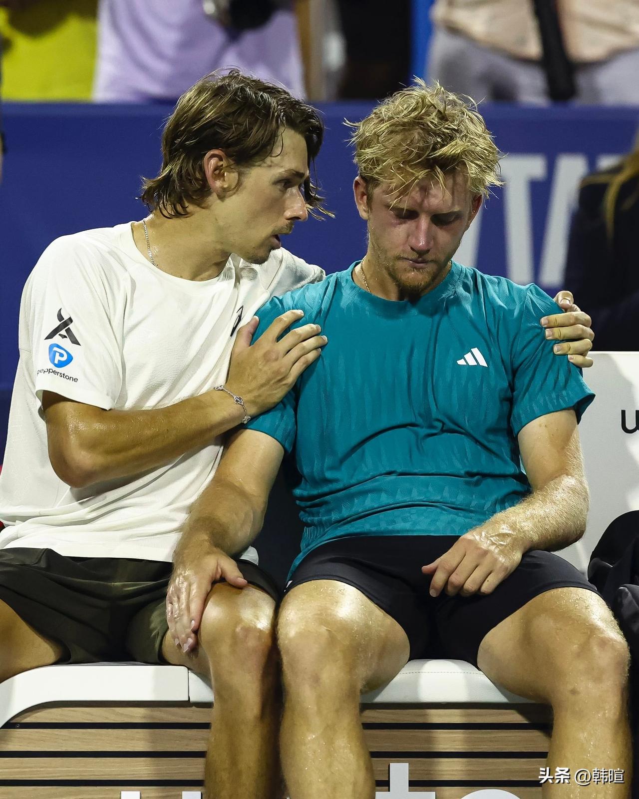 这张去年华盛顿500赛男单决赛之后的“老照片”，如今有了新主题：同是天涯沦落人[