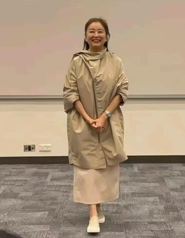 刷到71岁林青霞优雅亮相，
有人说“不对劲”，
我看是我们想多了……

林青霞去