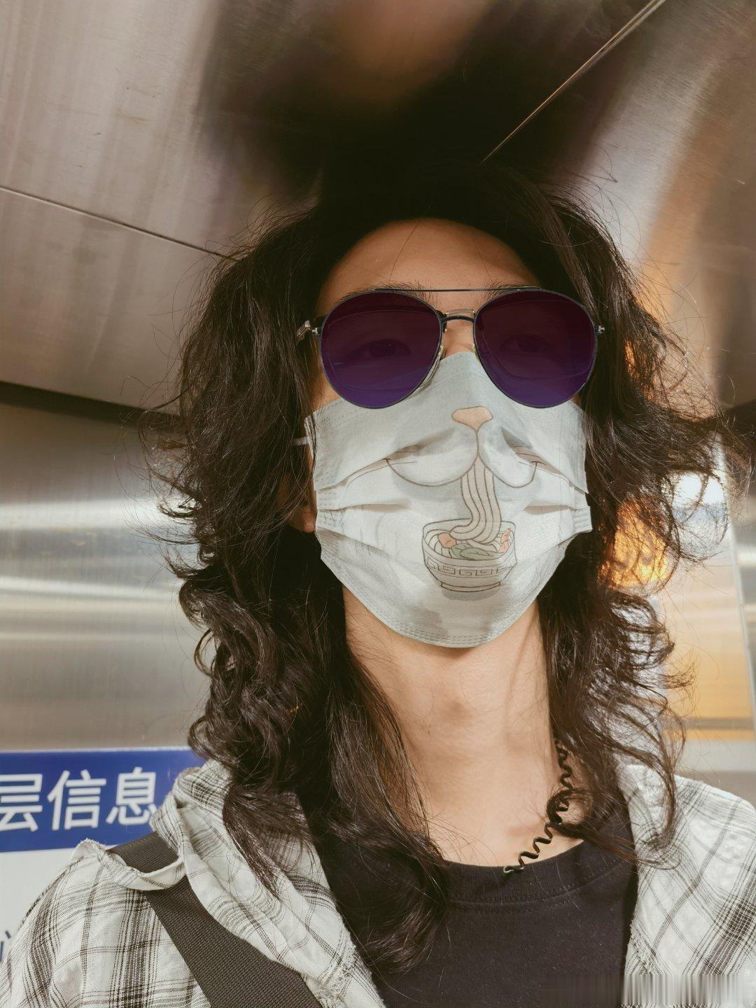 少爷的脑袋顶到电梯天花板了[允悲] ​​​