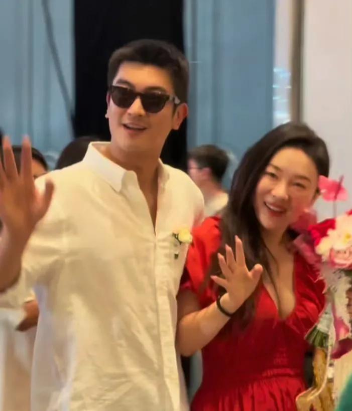 杜江霍思燕夫妇参加好友婚礼。夫妻两人都发福了，结婚多年零绯闻，非常的幸福，娱乐圈