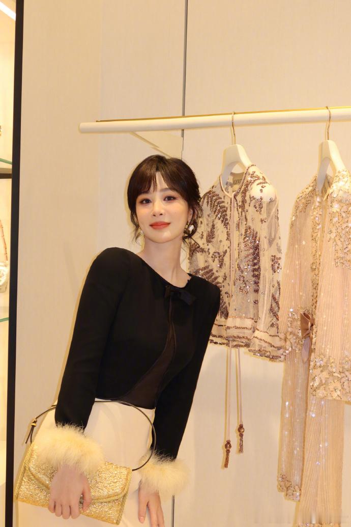 杨紫自拍交出来杨紫回应被抓包 粉丝喊话成功！杨紫被抓包自拍后大方回应，交出自拍展