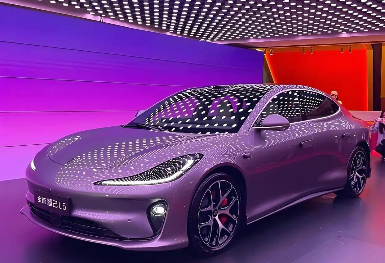 我可以破烂，但你必须安全！”这是智己在行业首个“破烂”艺术展上放出的狠话。现场摆