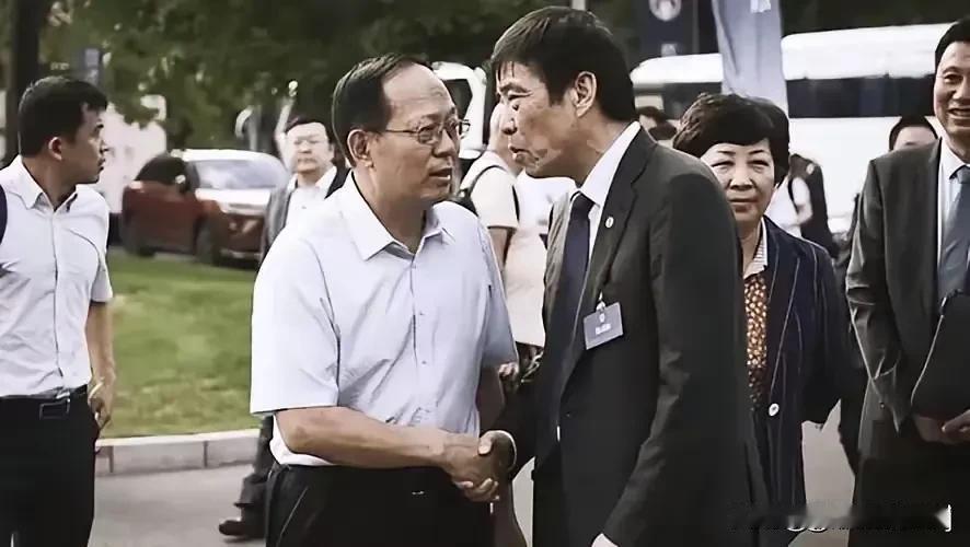 真是令人匪夷所思，国足主教练李铁的案件如同滚雪球般越滚越大，竟然牵扯到了足协主席