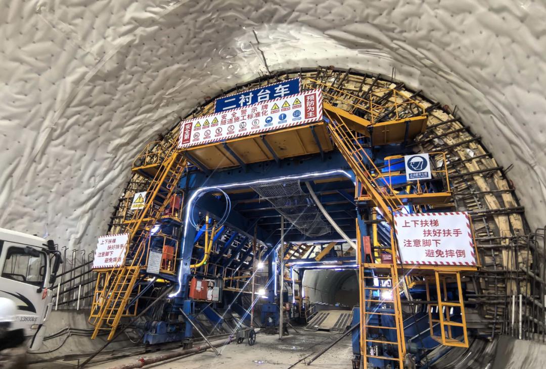 从河南铁建投集团河南城际公司获悉，焦济洛平高铁邙山隧道工程于日前完成全线首板二衬