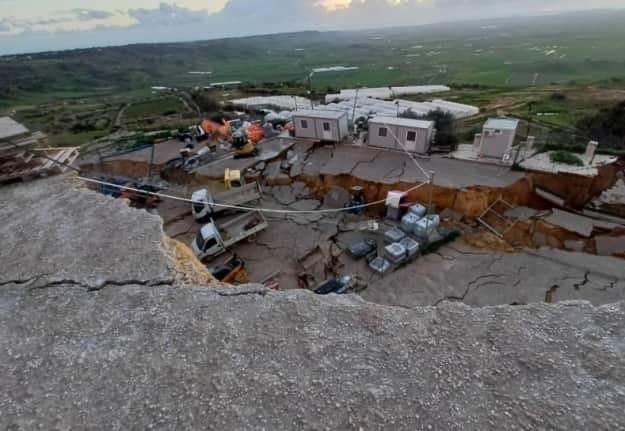 一场巨大的山体滑坡正席卷西西里岛一座小镇，数千居民被迫撤离。

暴雨引发山体滑坡