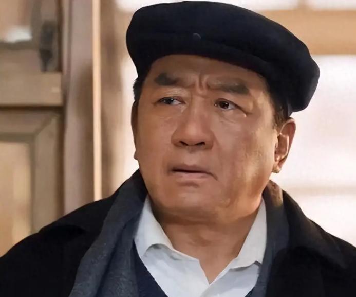 一个演员，戏拍了七成，突然要求片酬翻倍，不给就罢演。导演二话不说，把已经拍好的几