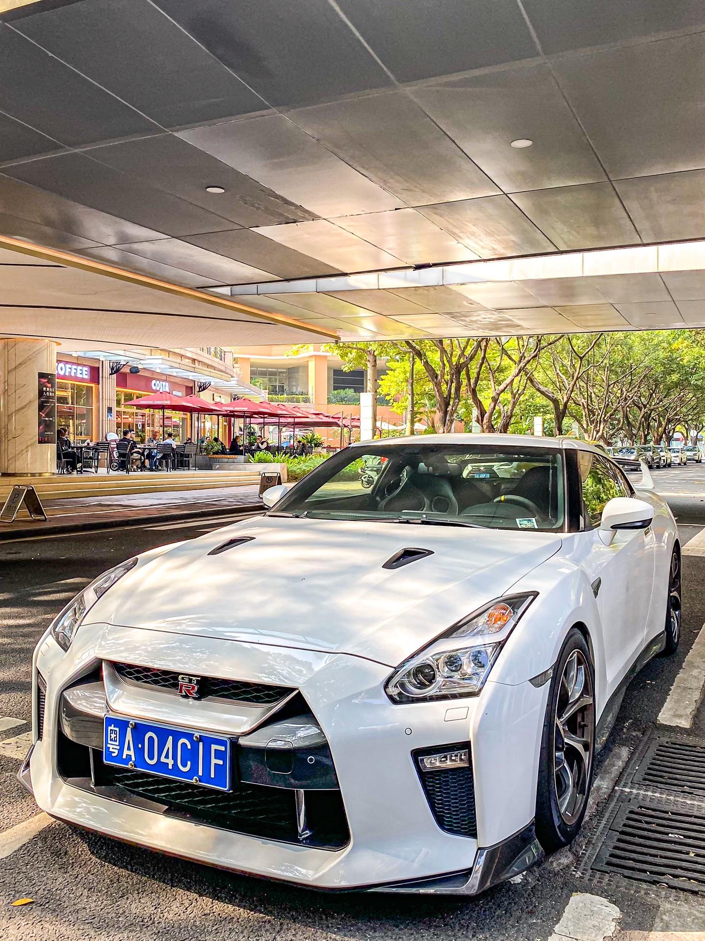 同时拥有极致性能和驾驶激情的战神gtr 标志性的四圆尾灯回头率爆表的性能怪兽