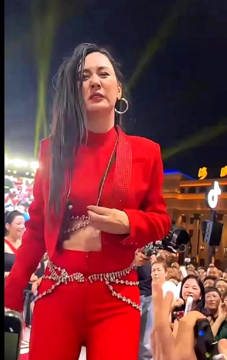 每天播8小时，不播扣钱，播多了伤嗓子伤腰。
唐艺们不是在直播，是在用身体换流量。