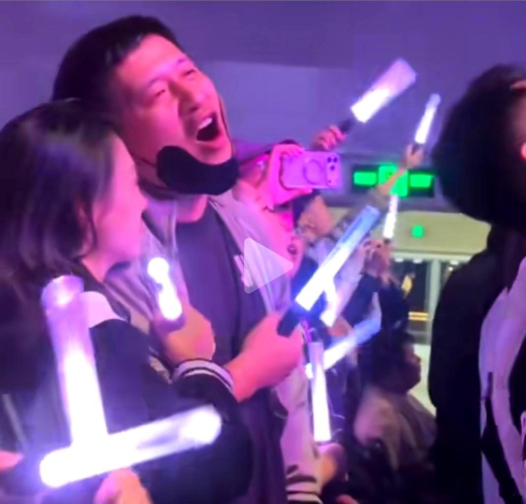 有网友，拍到神似张雪峰的男子和女孩甜蜜看演唱会。
此前张雪峰发博说，为看全运会开