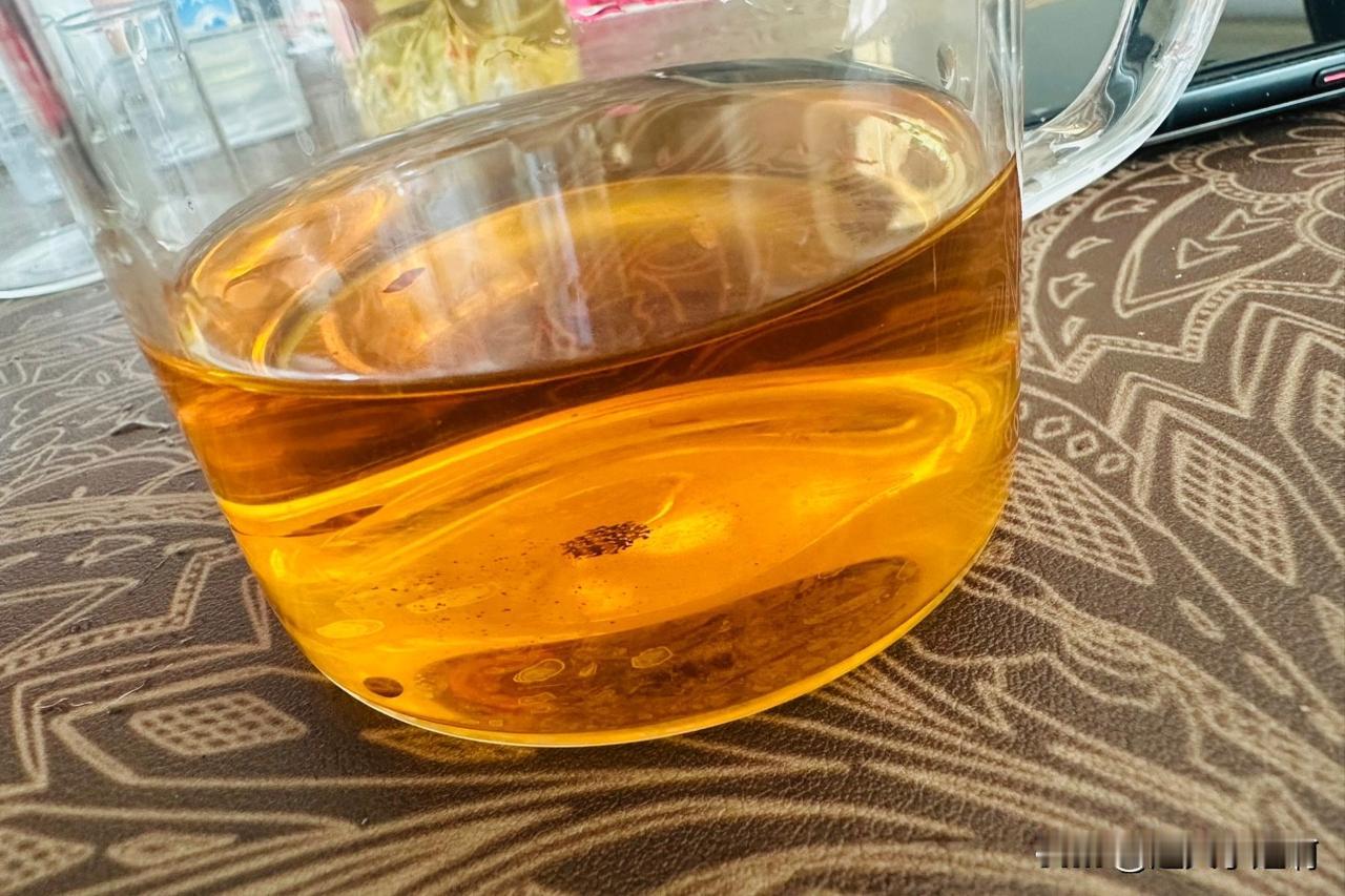 开车带着百万出门去海边草坪遛遛，打开门遇到俺邻居。
站下聊了几句，她和老头要出去