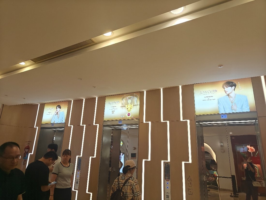 呀！电梯的上面也有代言人呢！！！张艺兴君佩全球首位品牌代言人
