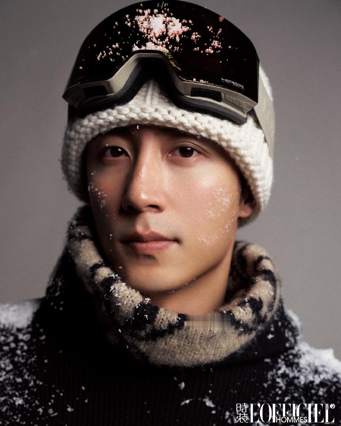黄景瑜登上男刊时装男士封面，捯饬捯饬整了点东北红脸蛋，更帅了！ 