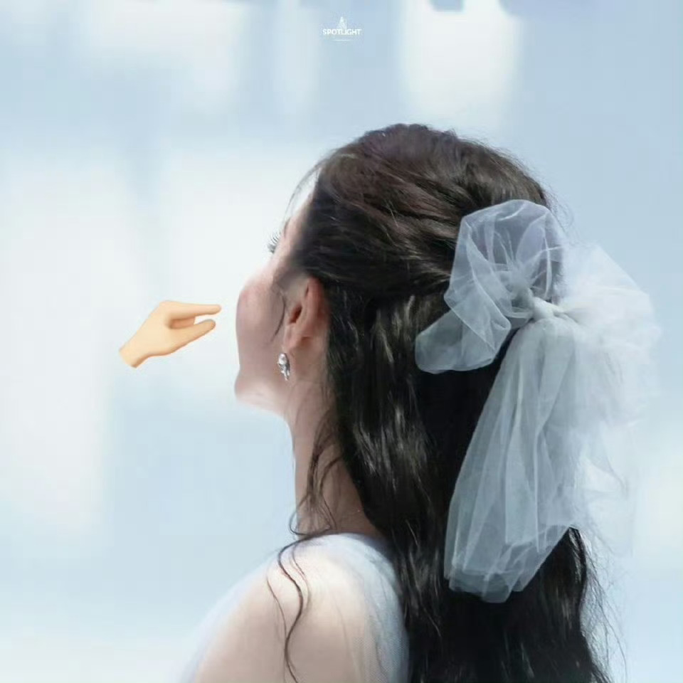 迪丽热巴迪丽热巴 dlrb 迪丽热巴卫蓝你若向阳，花自盛开；你若善良，天自温柔。