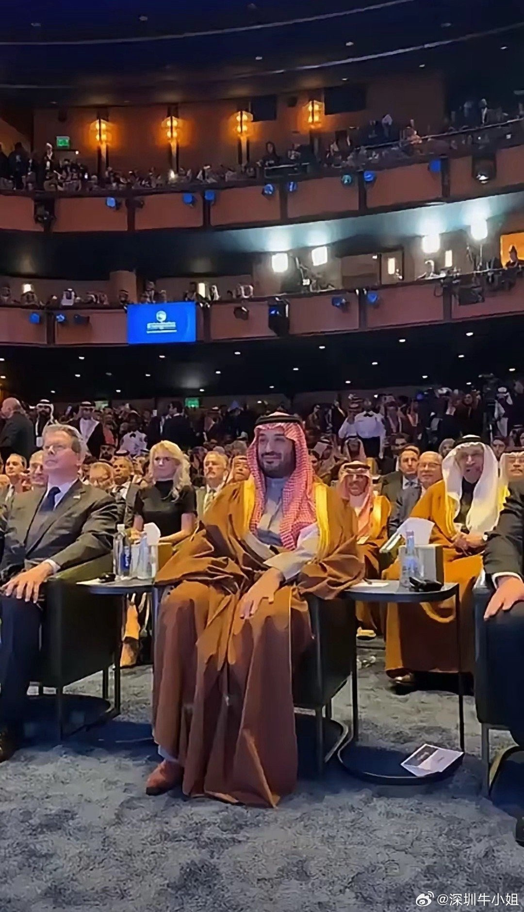 黄仁勋在美国企业家中的地位，比马斯克还是差了一下个级别。就以在华盛顿举行的美沙投