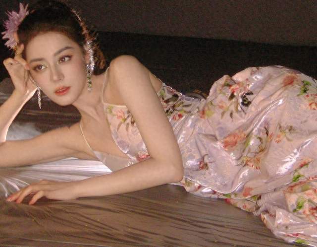 迪丽热巴明艳性感花仙子