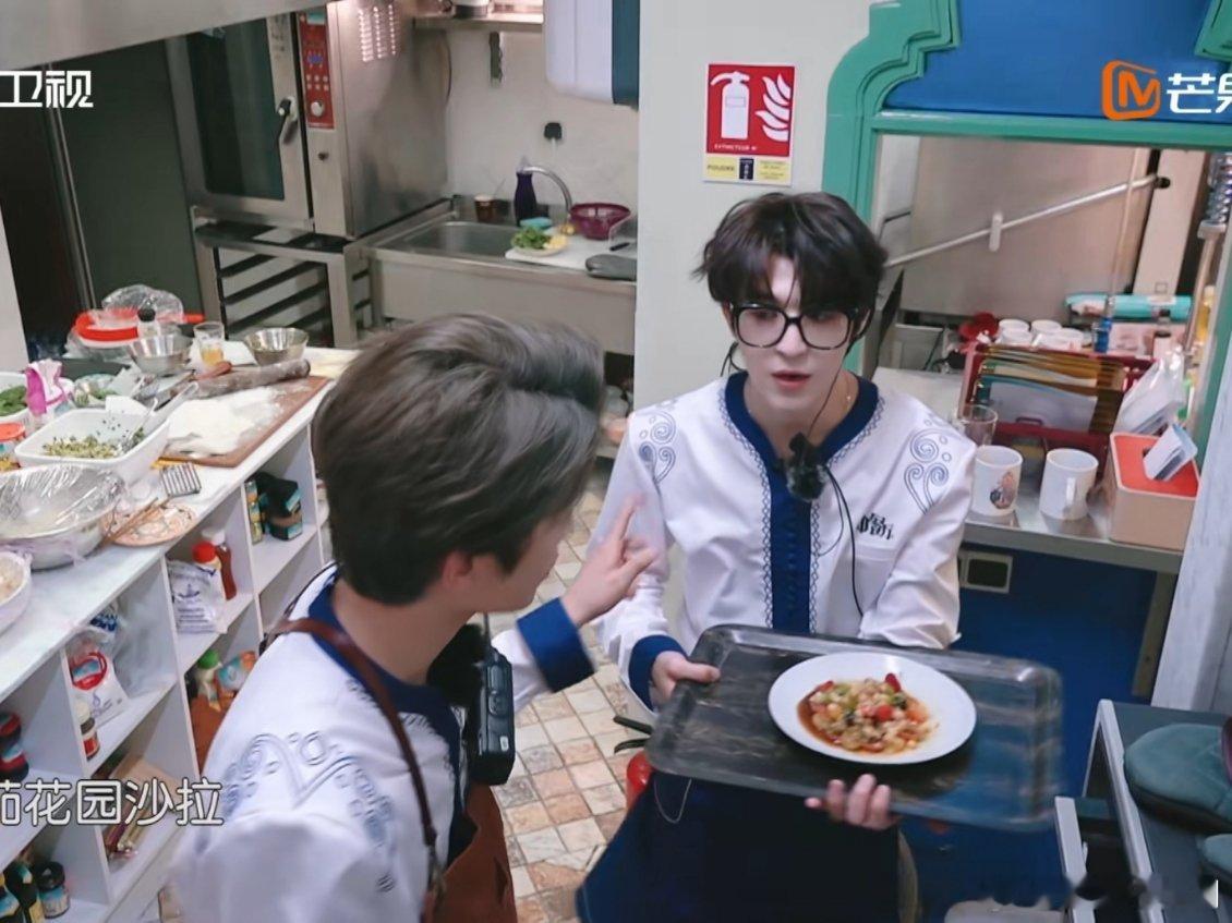 尹浩宇传菜大型马冬梅现场派派传菜成马冬梅现场，他从后厨取完餐，上一秒还记得要把这
