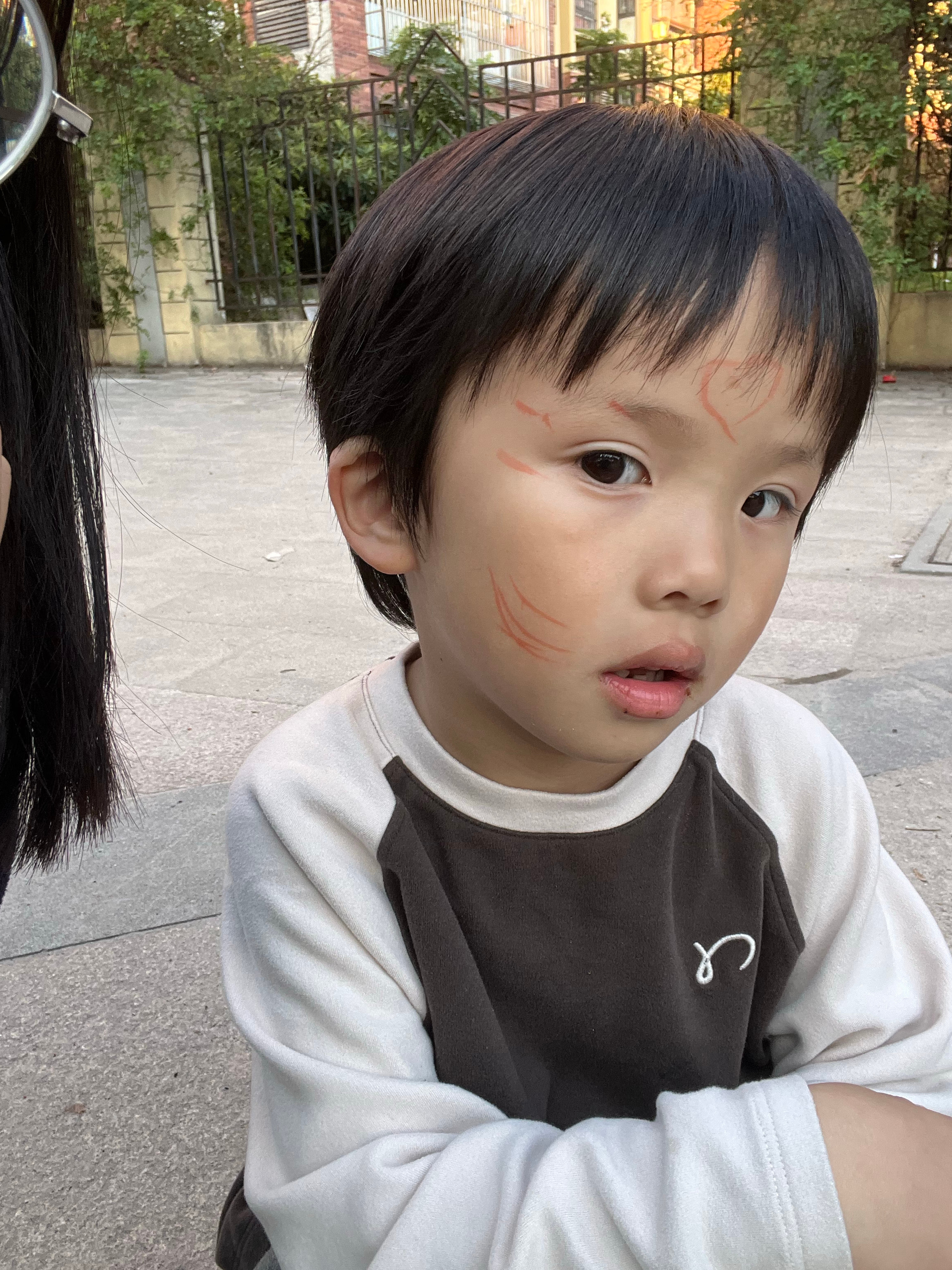 学校今天运动会，回来的时候脸上“伤痕累累”，我问他咋回事，他说自己拿红笔画的👩