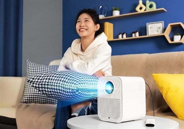 联想小新100S智能投影仪现开启预售，首发价格为949元。

小新100S投影仪