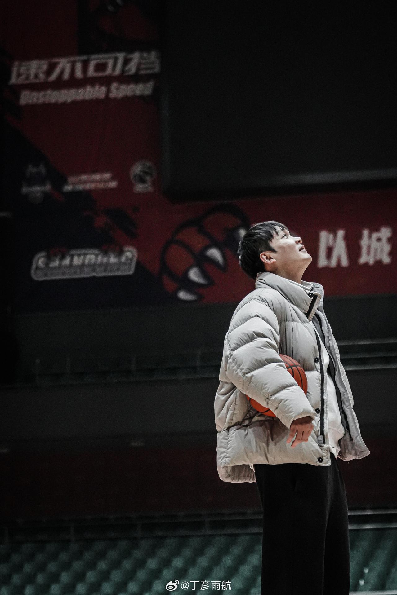 没看到所谓“山东官方”对于丁彦雨航退役的表态，现在网络上充斥着“感谢经十路“四字