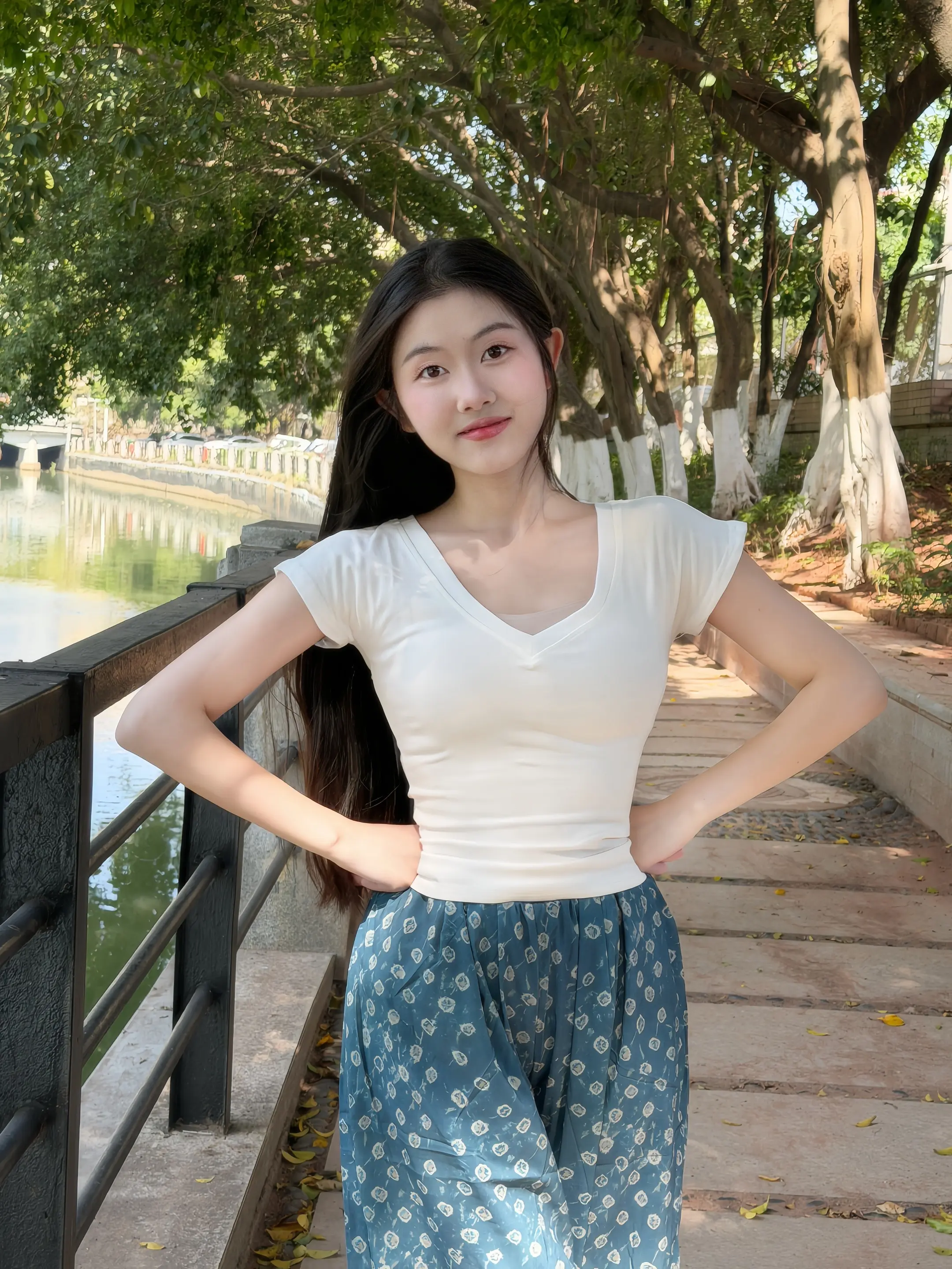 春天 阳光下 小河 大树 我