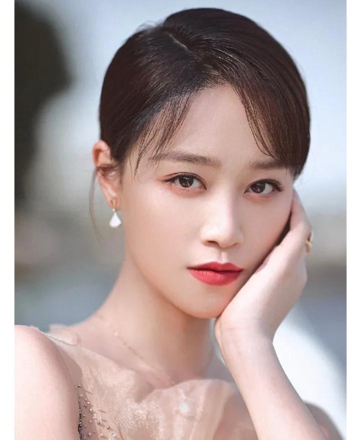 蓝盈莹：浪姐舞台上的争议与成长

蓝盈莹在《浪姐》的舞台上，无疑是一个备受瞩目的